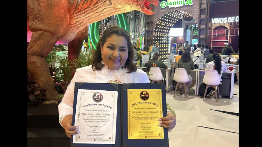 Elizabeth García recibió en el Tianguis Turístico el reconocimiento al Día del Taco y al Concurso de la Tortilla de Harina, eventos que han fortalecido la identidad gastronómica de Monclova.