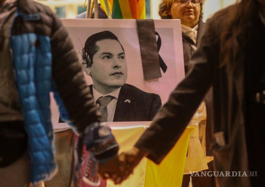 $!Integrantes de la comunidad LGBTTTIQA+ llevaron a cabo una protesta y velada por Jesús Ociel Baena en Toluca, Estado de México.