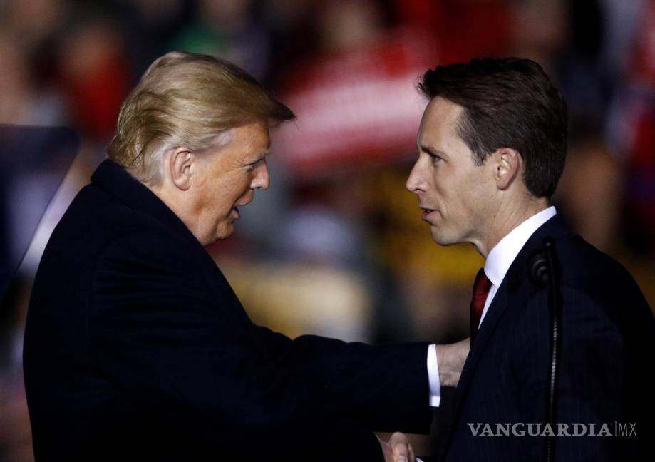$!El presidente estadounidense Donald Trump haba con el candidato senatorial republicano Josh Hawley en un act de campaña en Columbia, Missouri, el 1 de noviembre del 2018. AP/Charlie Riedel