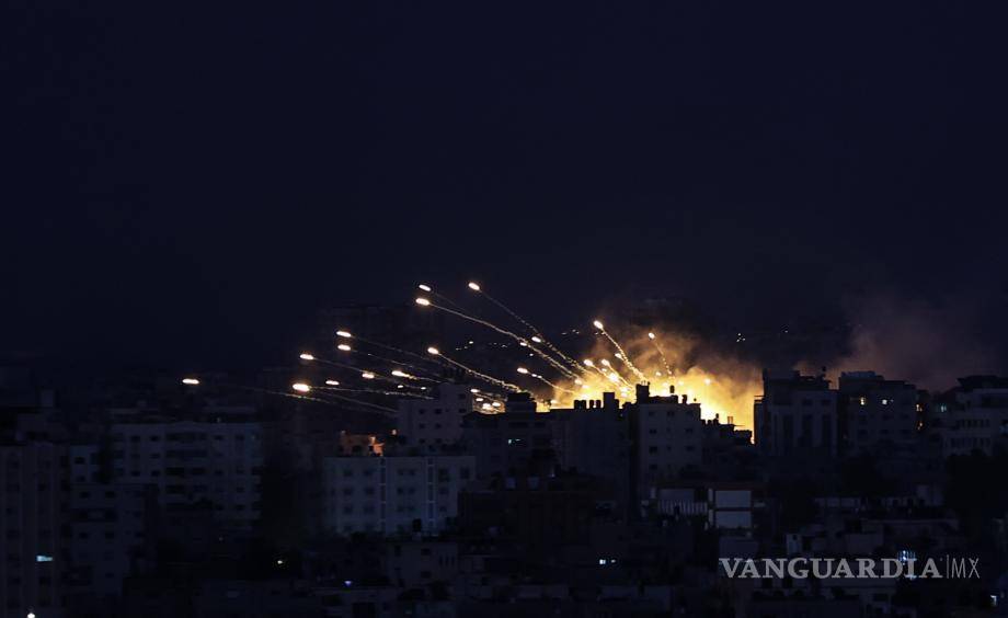 $!El bombardeo de la ocupación en Gaza el martes por la noche. Periódico palestino en ese territorio.