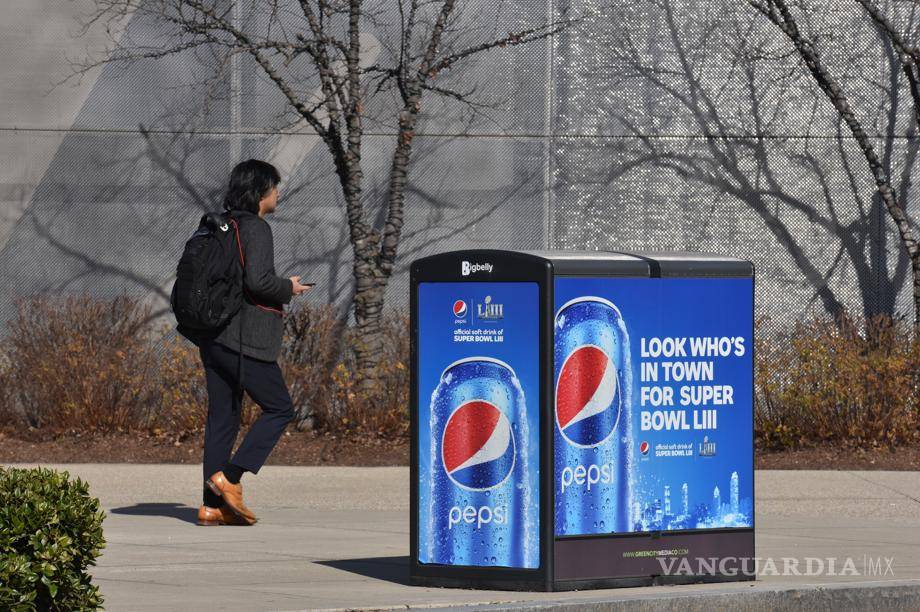 $!'Mira quién llegó a la ciudad para el Super Bowl': Pepsi hace campaña en la ciudad de Coca-Cola
