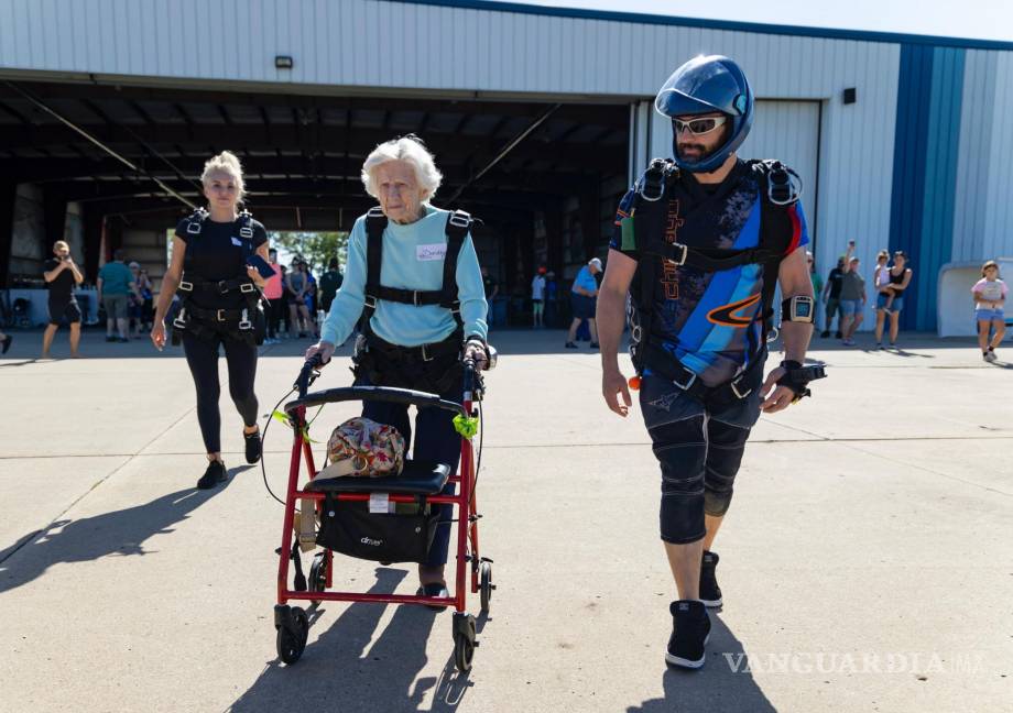 $!Dorothy Hoffner, de 104 años, camina hacia el avión con el saltador tándem Derek Baxter el domingo 1 de octubre de 2023 en Skydive Chicago en Ottawa.