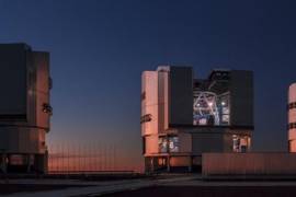 Fotografía del Very Large Telescope (VLT) de ESO contra un hermoso crepúsculo en el Cerro Parana, Chile.