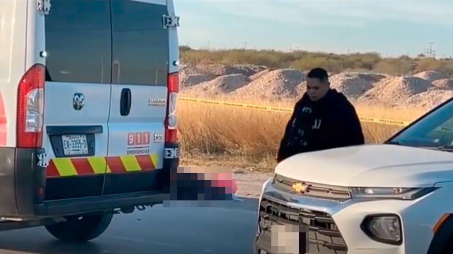 La camioneta Durango quedó detenida metros adelante del lugar del choque, mientras agentes de investigación revisaban las condiciones en que circulaba el conductor militar.