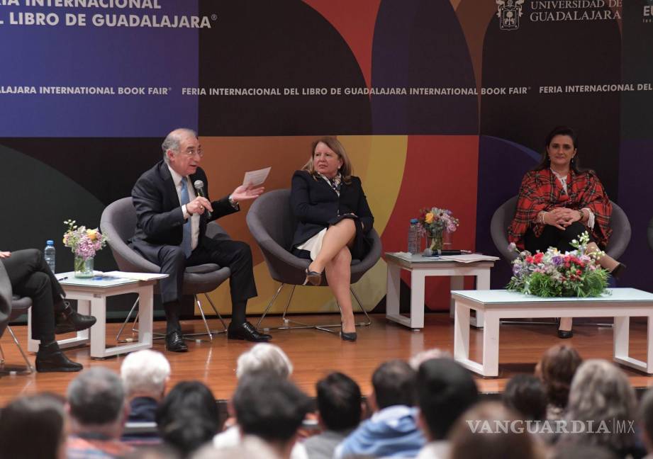 $!Las ministras de La Corte Ana Margarita Ríos Farjat y Loretta Ortiz Ahlf, el ministro Alberto Pérez Dayán y la académica Edna Jaime, moderados por los periodistas Carmen Aristegui y Javier Solórzano, participaron en foro de la FIL.