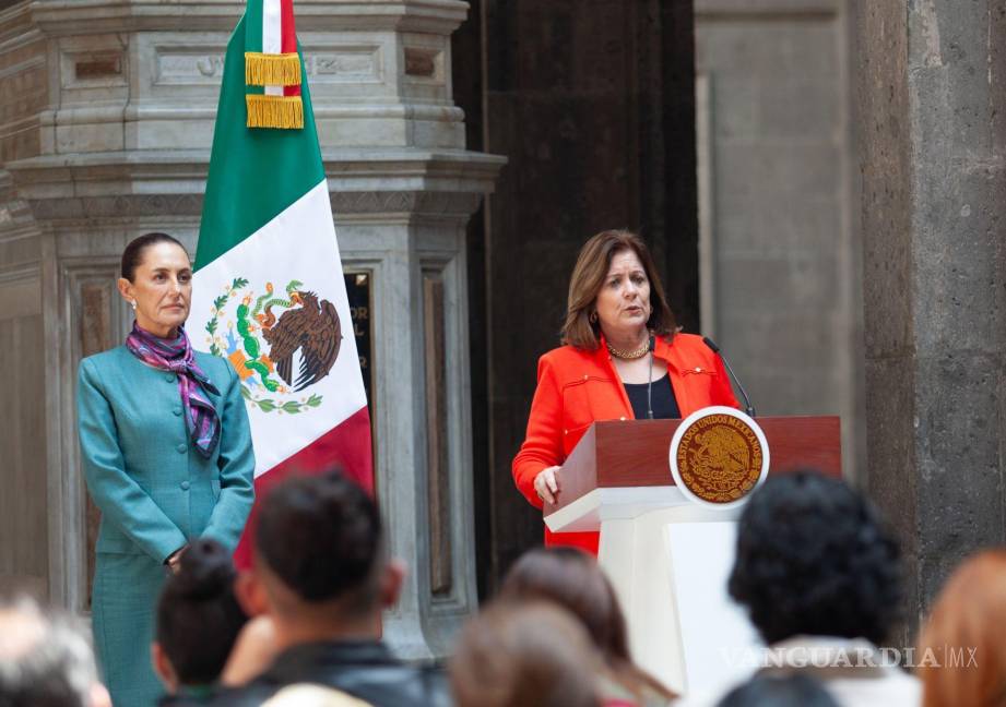 $!Suzanne Clark, presidenta y directora ejecutiva de US Chamber of Commerce junto a la mandataria mecicana, Claudia Sheinbaum en Palacio Nacional.
