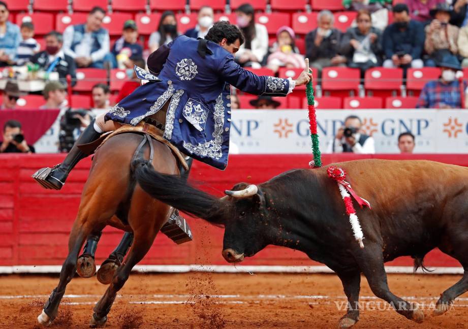 $!El rejoneador mexicano Paco Velásquezlidia su primer toro, Don Daniel de 521Kg, en la ultima Corrida de Feria de Aniversario. EFE/Mario Guzmán