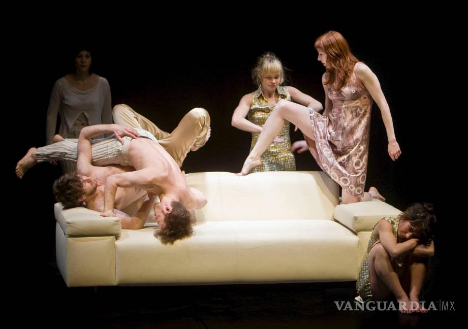 $!Bailarines de la Compañía de Michèle Noiret y los Percusionistas de Estrasburgo, recrean las pesadillas en las obras de Kafka, en el Teatro Central de Sevilla.