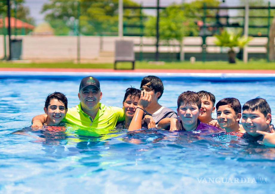 $!Tras el corte de listón donde quedó formalmente reinaugurada la alberca, el alcalde de Sabinas no dudo en darse un chapuzón acompañado de los alumnos del CBETIS 20, el CEAT y el CEUC.