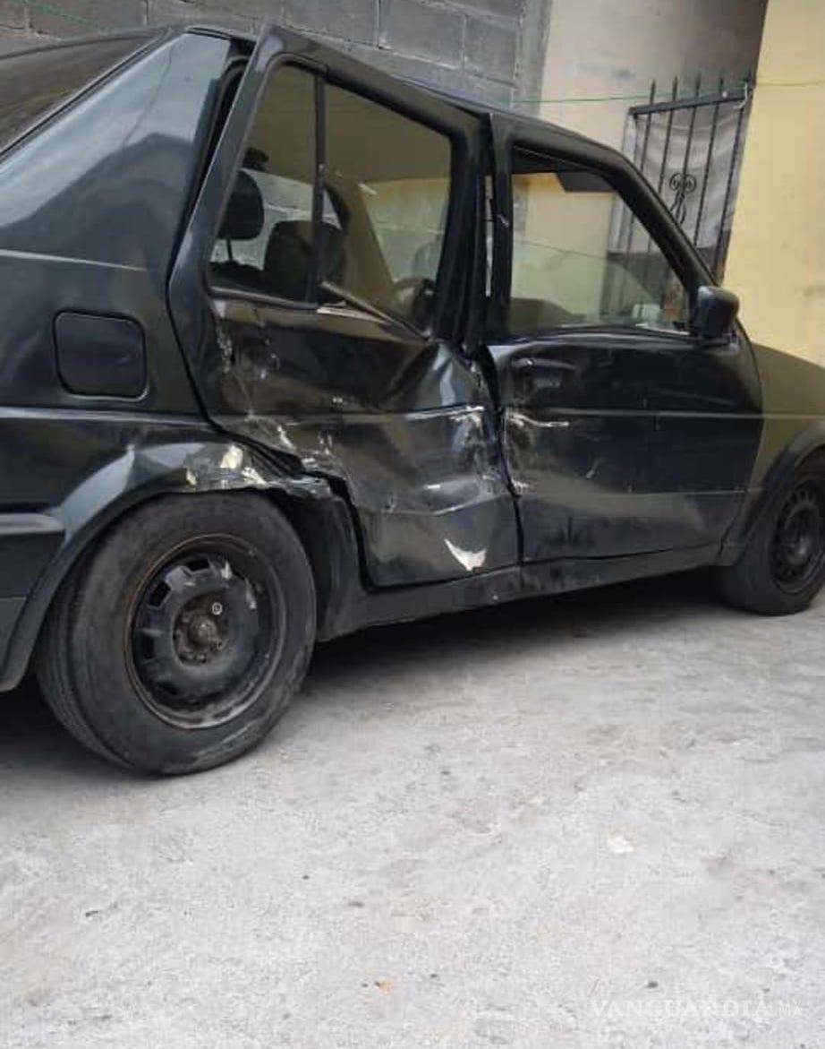 $!La camioneta impactó un auto en el que se encontraban personas y perros al interior.