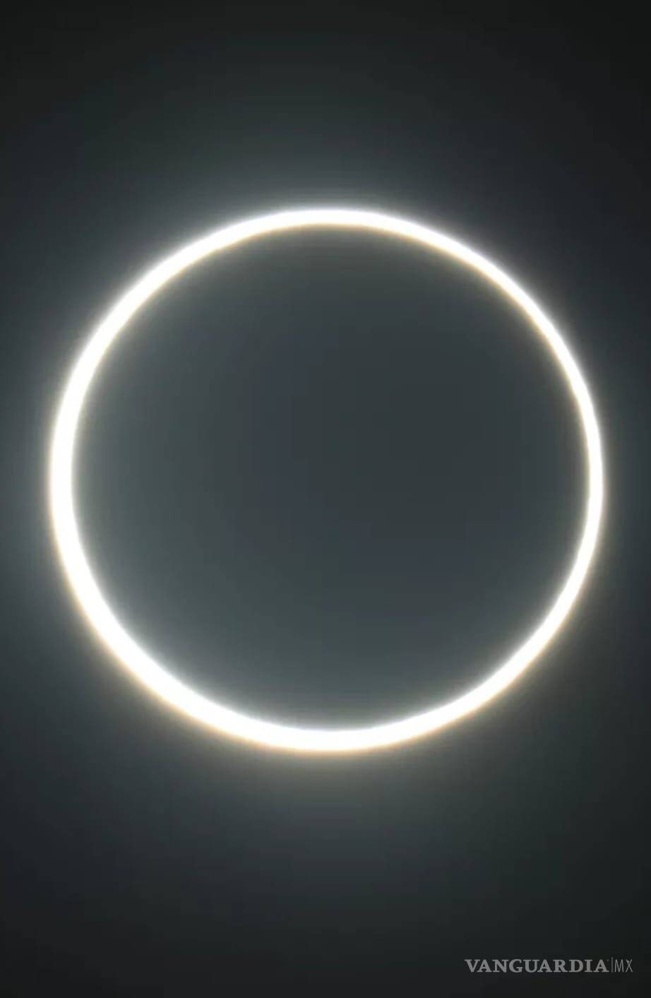 $!Espectacular ‘anillo de fuego’ de eclipse solar sorprende al mundo
