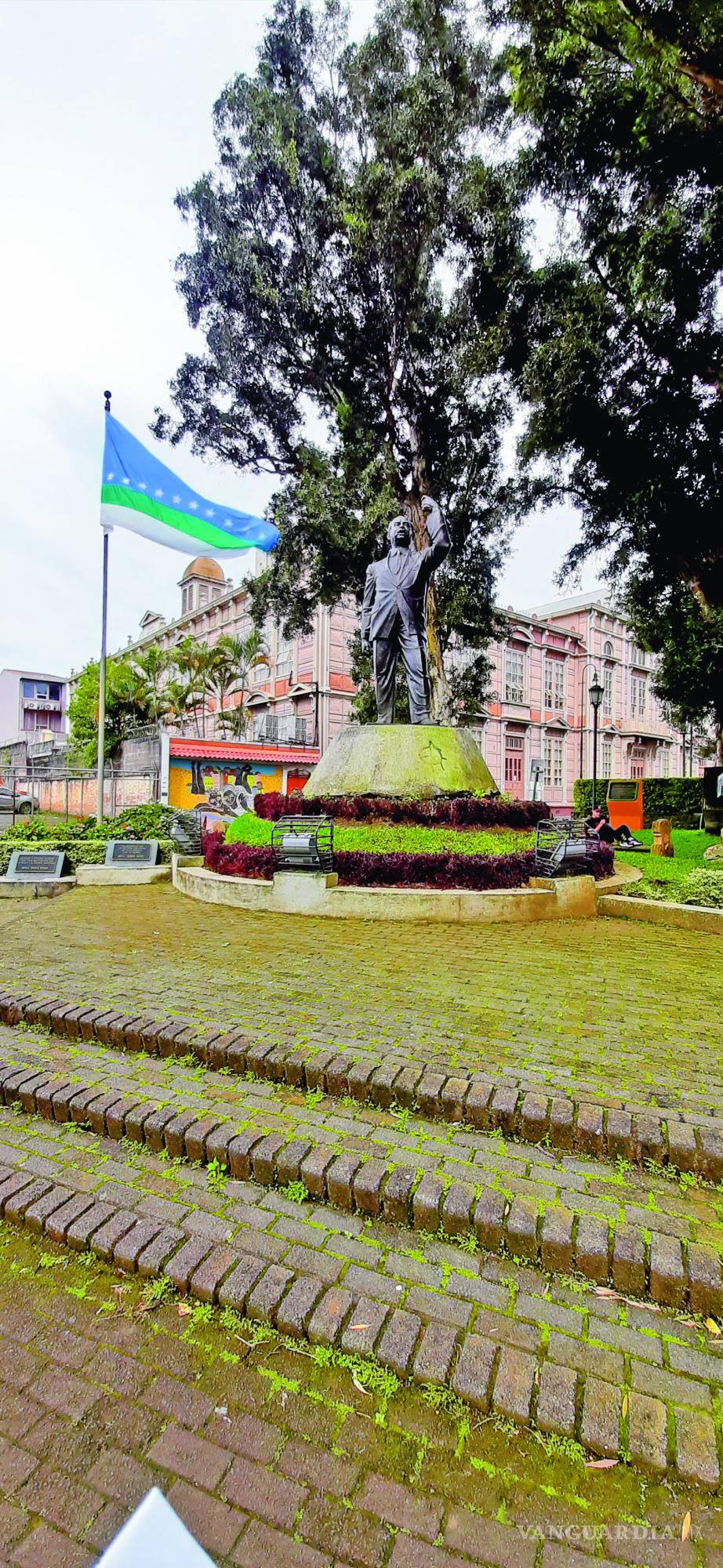 $!Monumento a Daniel Oduber Quirós en el Jardín La Paz, San José.