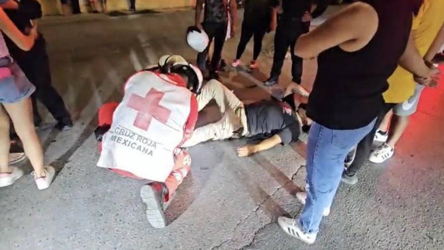 Paramédicos de la Cruz Roja brindaron los primeros auxilios al motociclista tras el accidente registrado sobre el periférico Luis Echeverría Álvarez.