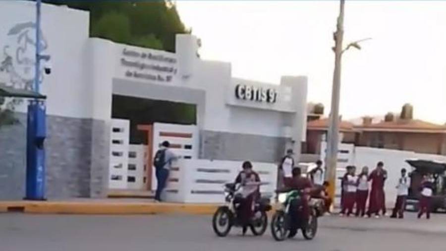Dos jóvenes fueron captados mientras circulaban a exceso de velocidad, realizaban maniobras y conducían sin casco en motocicletas frente al CBTis 97.
