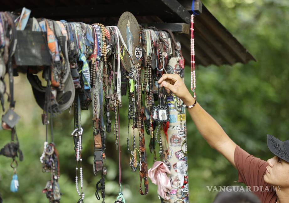 $!Fotografía del 5 de noviembre de 2025 que muestra a una persona colocando una ofrenda en un altar en honor a Omayra, en Armero, Colombia.