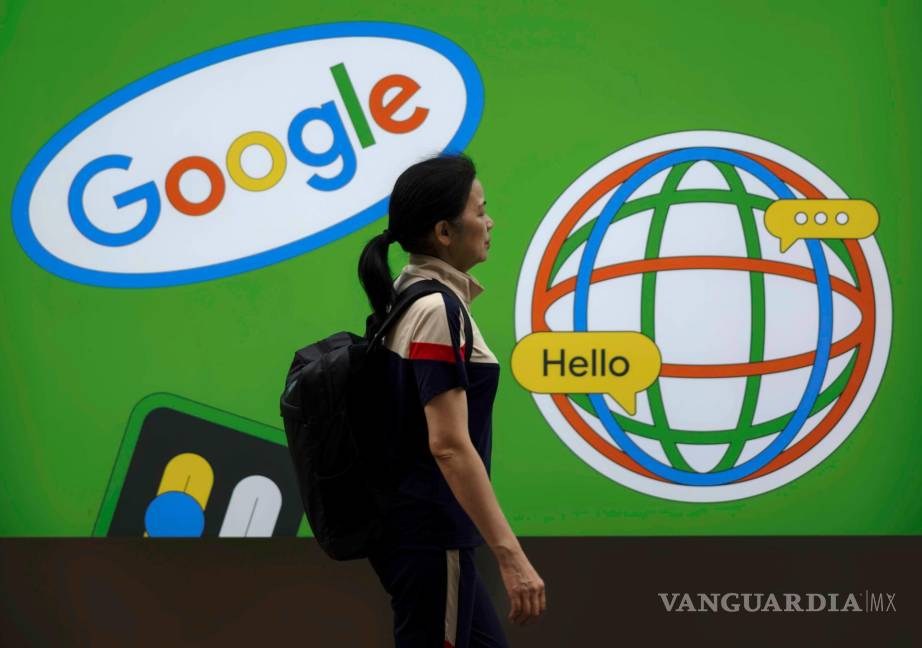 $!Una mujer pasa junto a un anuncio de Google en Shanghai, China, el 13 de septiembre de 2023.