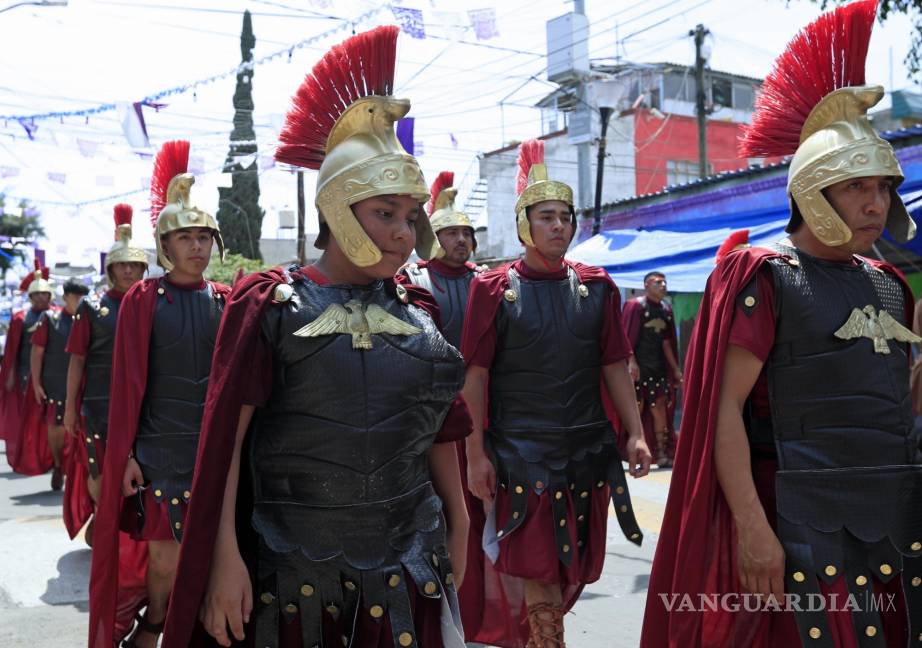 $!Habitantes del pueblo de Iztapalapa participan como soldados romanos en la representación de la Semana Santa.
