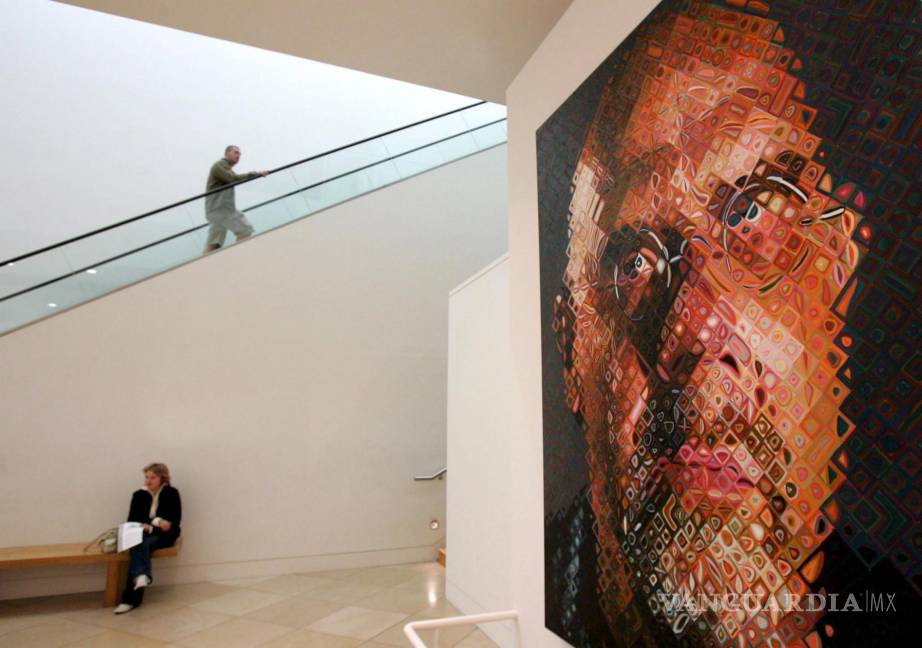 $!Autorretrato del artista Chuck Close en la National Portrait Gallery (Galería Nacional del Retrato) en Londres, Reino Unido. EFE/Lindsey Parnaby