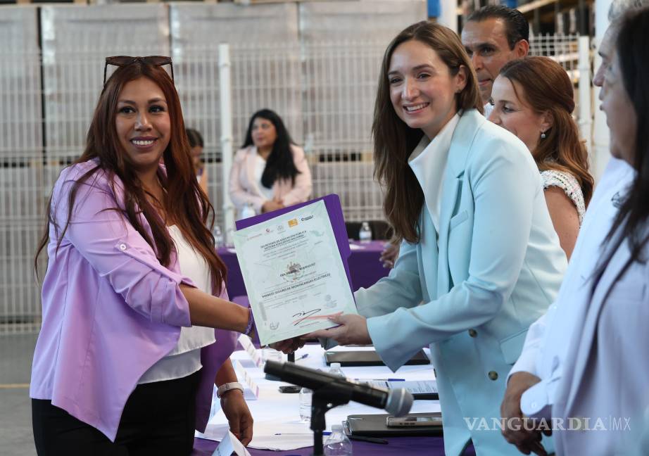 $!Eva Ramírez Rodríguez recibió su constancia por haber concluido el curso “Manejo seguro de montacargas (eléctrico).