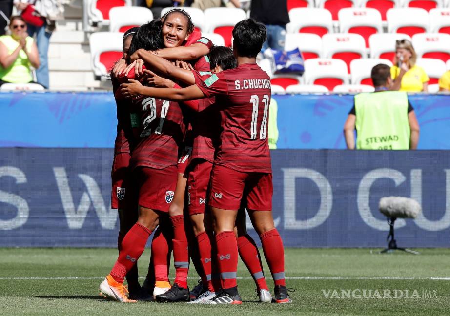 $!La emotiva reacción de la directora deportiva de la Selección de Tailandia tras celebrar su primer gol en el Mundial Femenil