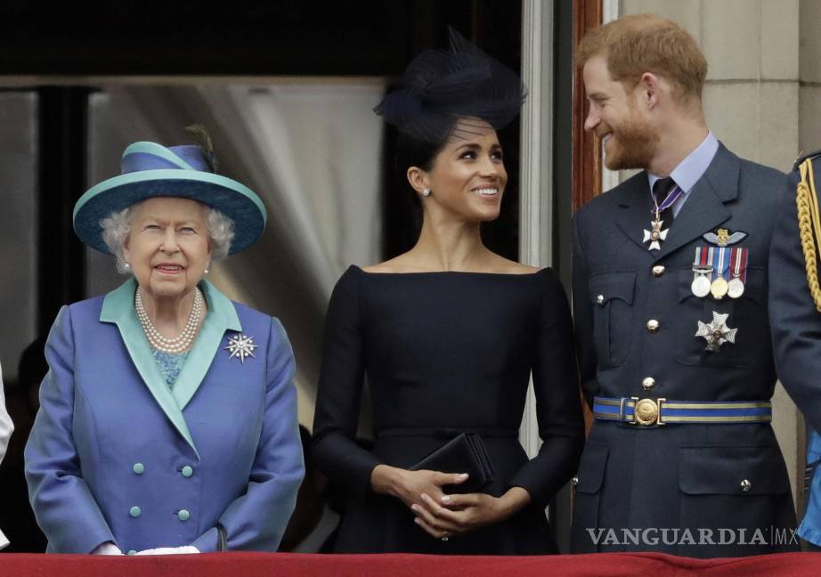 $!La reina Isabel II, Meghan la duquesa de Sussex y el príncipe Enrique en Londres, el 10 de julio de 2018. AP/Matt Dunham