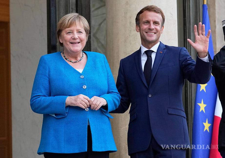 $!El presidente de Francia, Emmanuel Macron, recibe a la canciller alemana, Angela Merkel, en el Palacio del Elíseo en París, el 16 de septiembre de 2021.