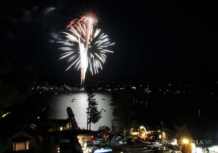 $!Los fuegos artificiales del espectáculo anual de fuegos artificiales del 4 de julio estallan sobre las orillas del lago Tahoe durante la celebración de la ciudad de Tahoe