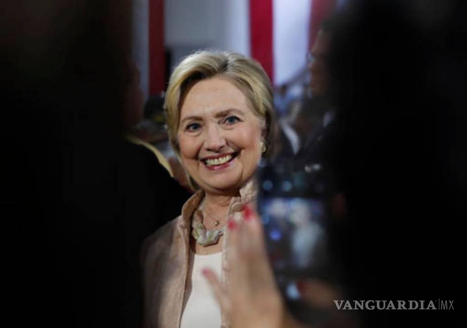 Entrega el FBI al Congreso los documentos de su investigación a Clinton