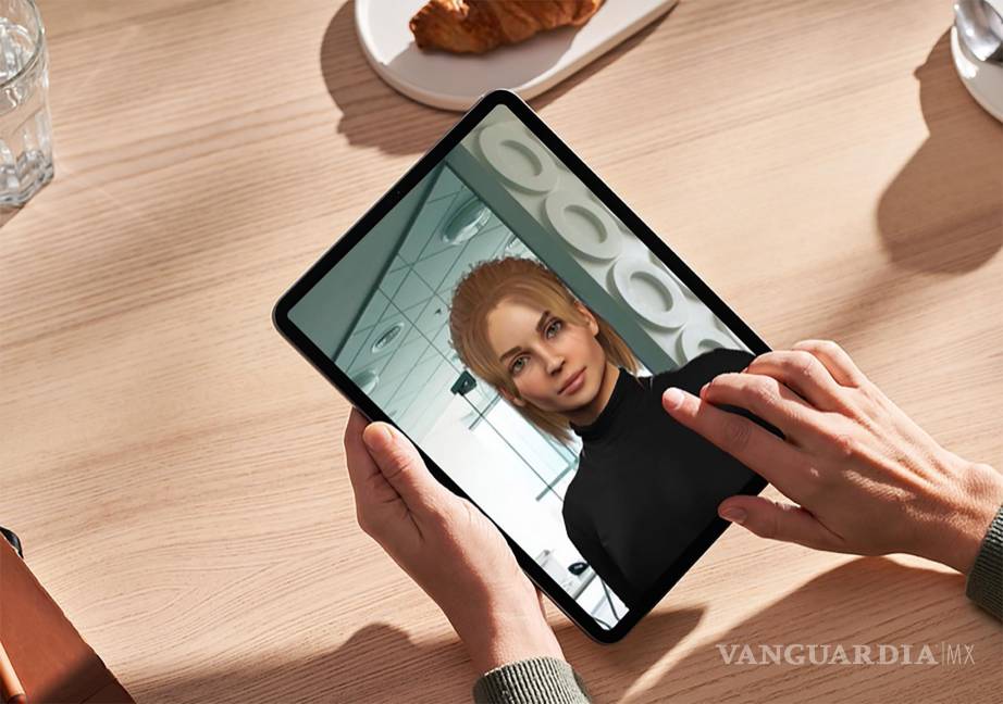 $!Usuario interactuando con avatar en tableta electrónica. Foto: WeHumanas-ABAI.
