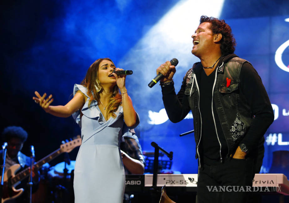 $!Carlos Vives entrega beca a joven cantante colombiana