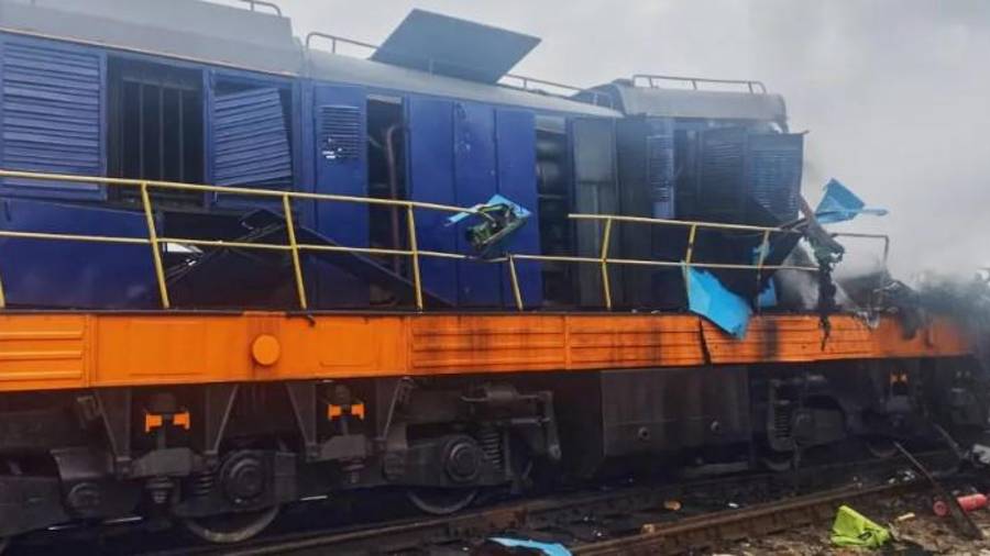 En esta fotografía, facilitada por la Oficina de Prensa de la Compañía Ferroviaria Ucraniana Ukrzaliznytsia, se observa una locomotora dañada en un ataque con drones rusos en la estación de tren de Yahodyn, cerca de la frontera de Ucrania con Polonia, el domingo 13 de septiembre de 2026.