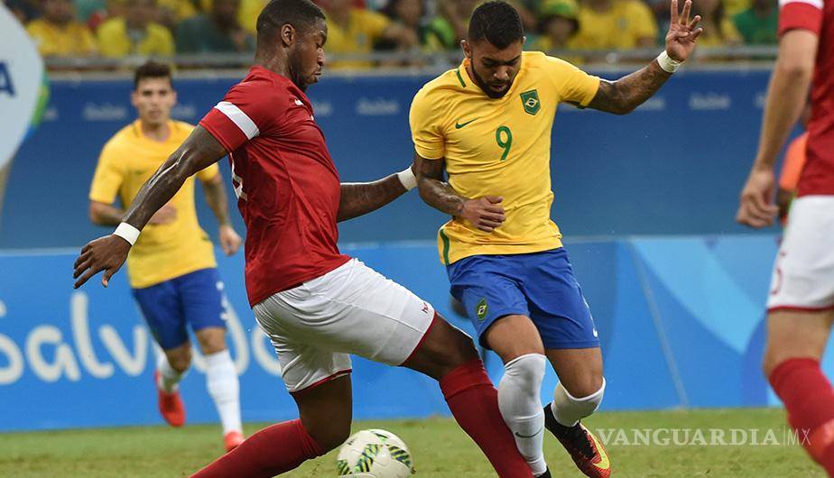 Brasil revive y se clasifica a cuartos