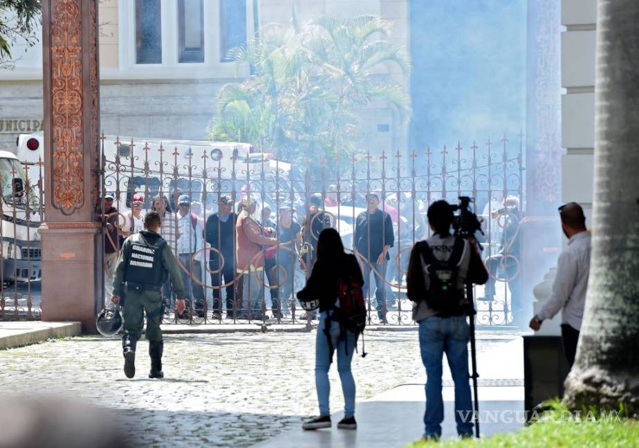 $!Seguidores de Maduro irrumpen en el Parlamento y hieren a diputados