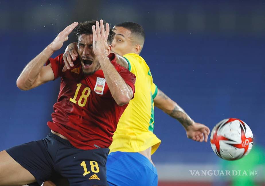 $!Guilherme Arana (d) de Brasil en acción contra Oscar Gil (i) de España durante el partido por la medalla de oro de fútbol masculino entre Brasil y España en el Estadio Internacional de Yokohama en Tokio 2020. EFE