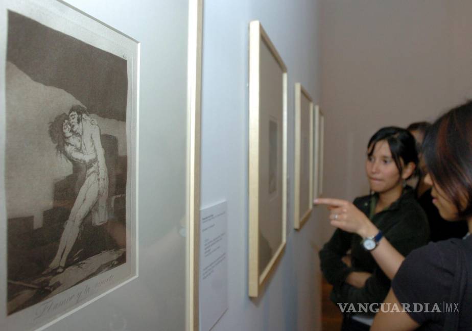$!Visitantes observan El amor y la muerte de la serie Caprichos de los grabados del español Francisco de Goya (1746-1828) . EFE/Miguel Menéndez V.