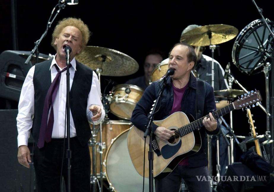 $!Paul Simon y Art Garfunkel (derecha) en un concierto en 2004. EFE/EPA/Myung Jung Kim