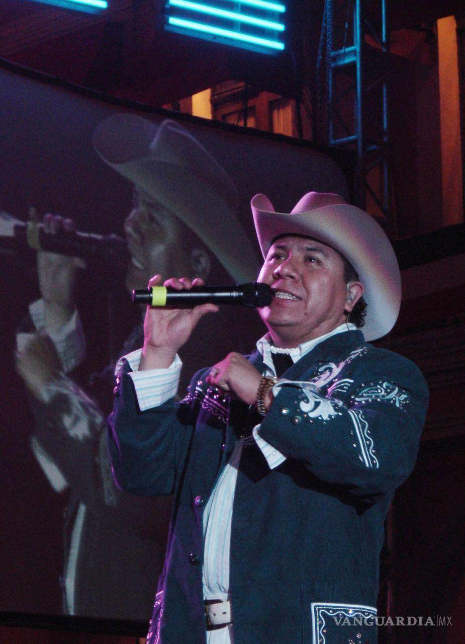 $!Sergio Gómez y su agrupación K-Paz de la Sierra fueron amenazados por la Familia Michoacana.