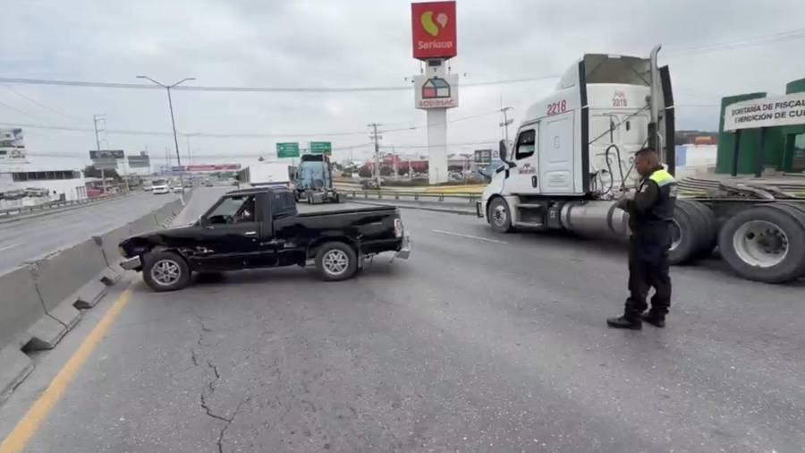 La camioneta terminó impactada contra los muros de concreto que dividen la vialidad tras colisionar con el vehículo de carga.