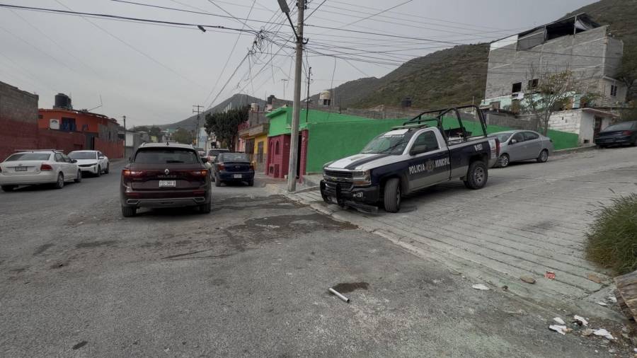 Elementos de la Policía Municipal resguardaron el área mientras se esperaba la llegada de las autoridades ministeriales.