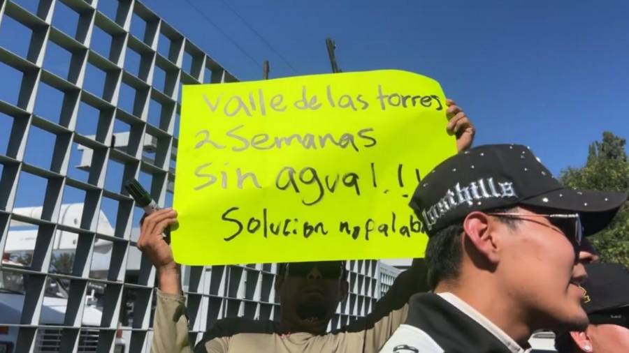 Habitantes de Valle de las Torres denunciaron mediante pancartas que acumulan dos semanas sin agua y exigieron una solución al problema.