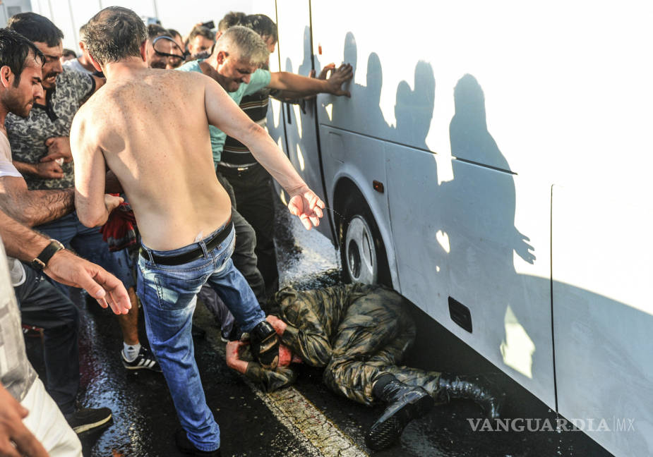 $!Se rinden últimas tropas golpistas en la capital turca