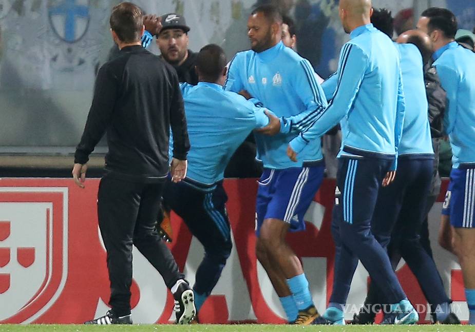 Patrice Evra patea a un aficionado de su propio equipo