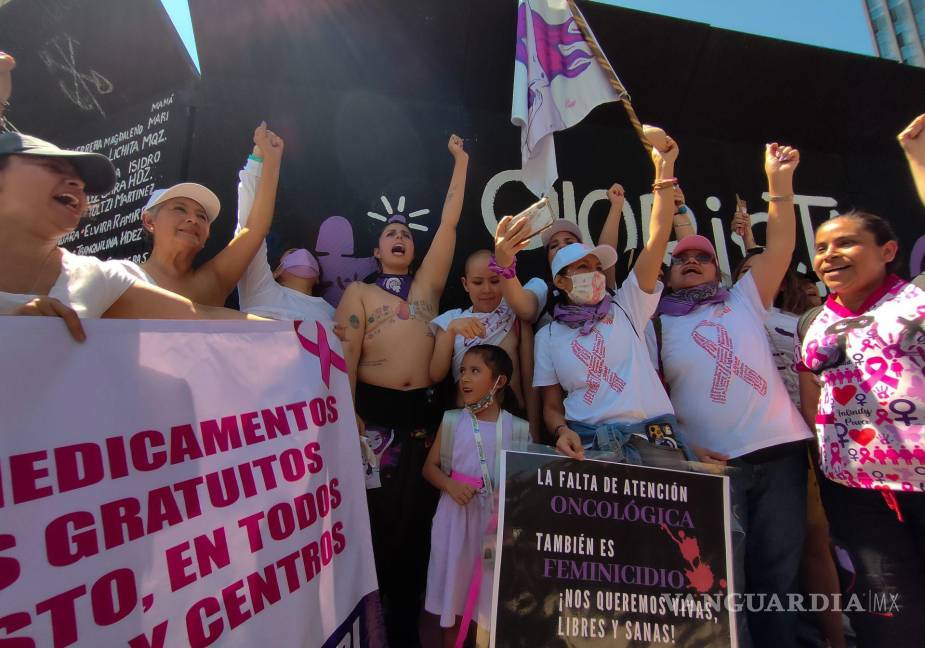 $!En el marco del Día Internacional de la Mujer, Sandra Monroy, activista, paciente oncológica con masectomía bilateral y creadora de la plataforma #JódeteCáncer, acompañada de mujeres pacientes Oncológicas, protestaron para exigir justicia, medicamentos y atención médica en la Glorieta de las Mujeres que Luchan.