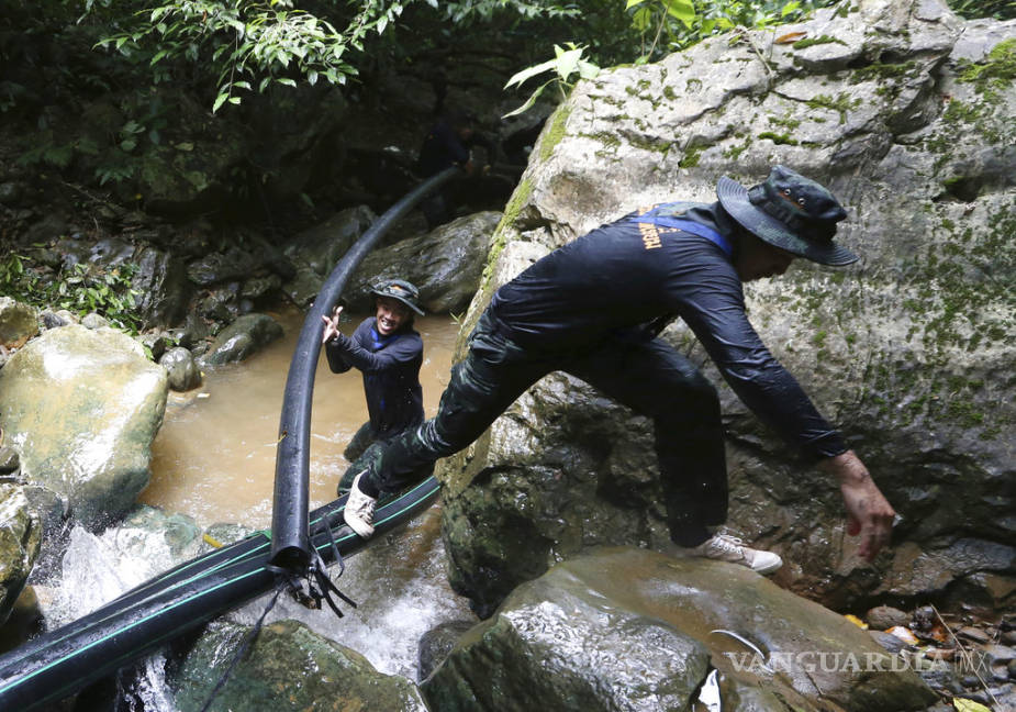 $!Tailandia: Se inclinan por rescate urgente de niños en cueva