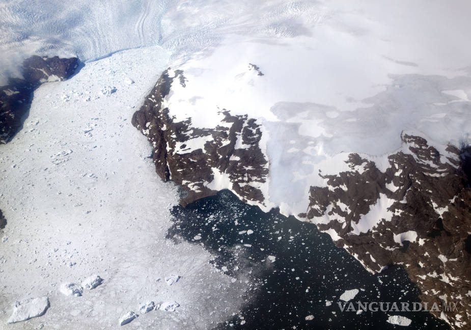 $!Con esta imagen un investigador documenta los efectos del deshielo en Groenlandia