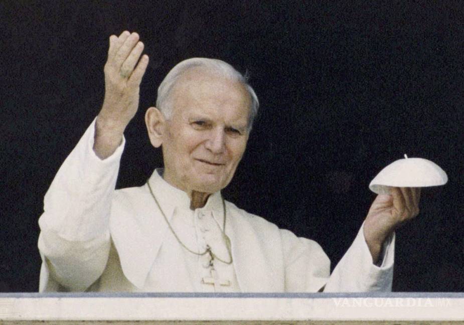 $!El papa Juan Pablo II aparece por primera vez después de una cirugía en la ventana del hospital Gemelli de Roma el 26 de julio de 1992.