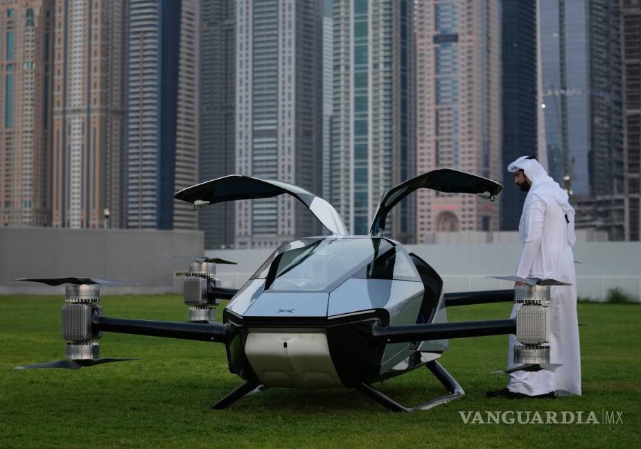 $!Un hombre observa una unidad XPeng X2, un taxi volador eléctrico desarrollado por la filial de aviación de XPeng Inc en Dubái, Emiratos Árabes Unidos.