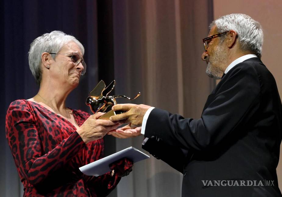 $!La actriz estadounidense Jamie Lee Curtis recibe el León de Oro a la trayectoria de manos del presidente italiano de la Bienal, Roberto Cicutto (derecha) durante el 78 ° Festival Internacional de Cine de Venecia, en Venecia. EFE/EPA/Claudio Onorati