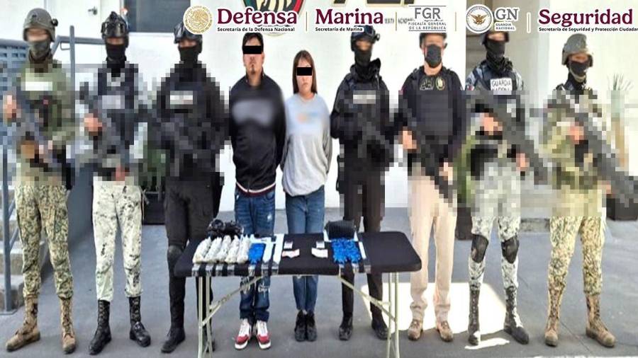La pareja fue detenida en el centro de Galeana, Nuevo León, en posesión de drogas y un arma