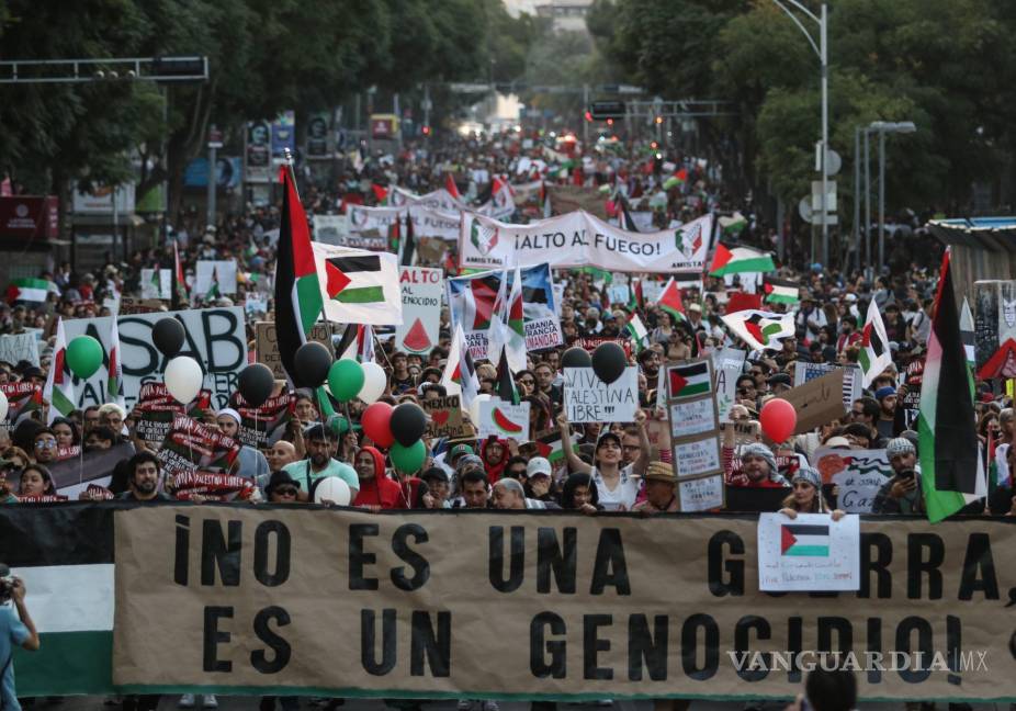 $!Cientos de personas y organizaciones civiles partieron del Ángel de la independencia hacia el Zócalo protestando en apoyo a Palestina.